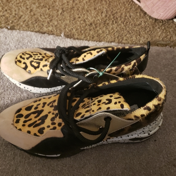 Fresh Ladies Steve Madden Sneakers - Picture 5 of 5